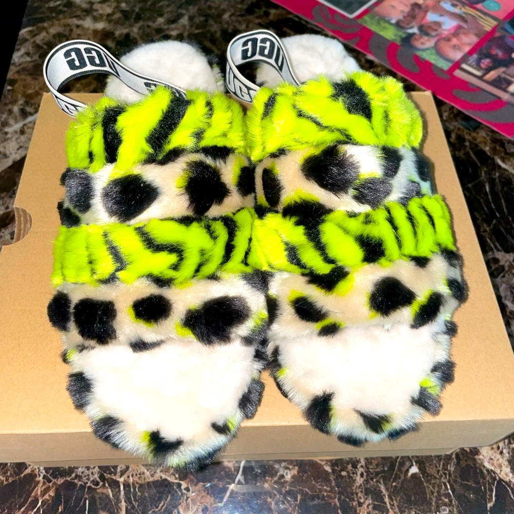 UGG FURRY SLIPPERS NEW IN BOX SIZE 9w